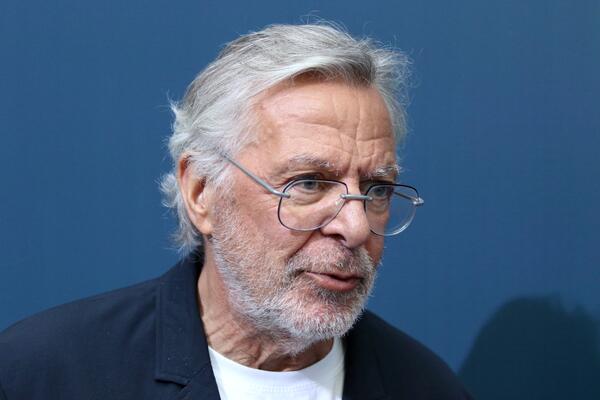 Моложе на 20 лет: Андрей Ургант впервые вышел в свет с новой супругой