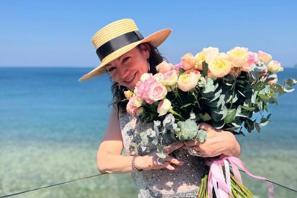 Рядом близкие и дети: 55-летняя Хмельницкая принимает поздравления