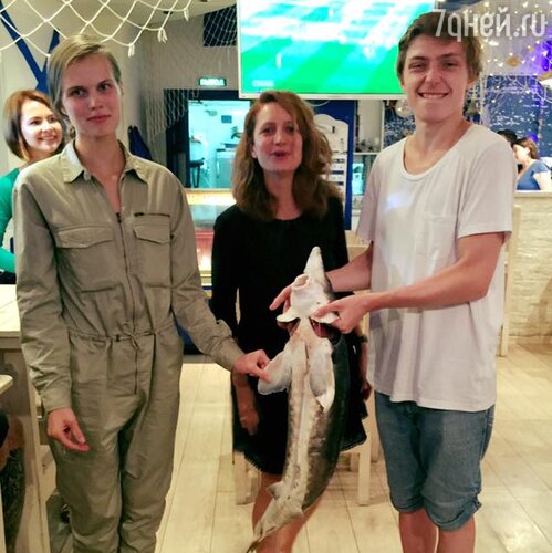 Виктория Исакова с коллегами из театра «Гоголь-центр» на съемках в Калининграде