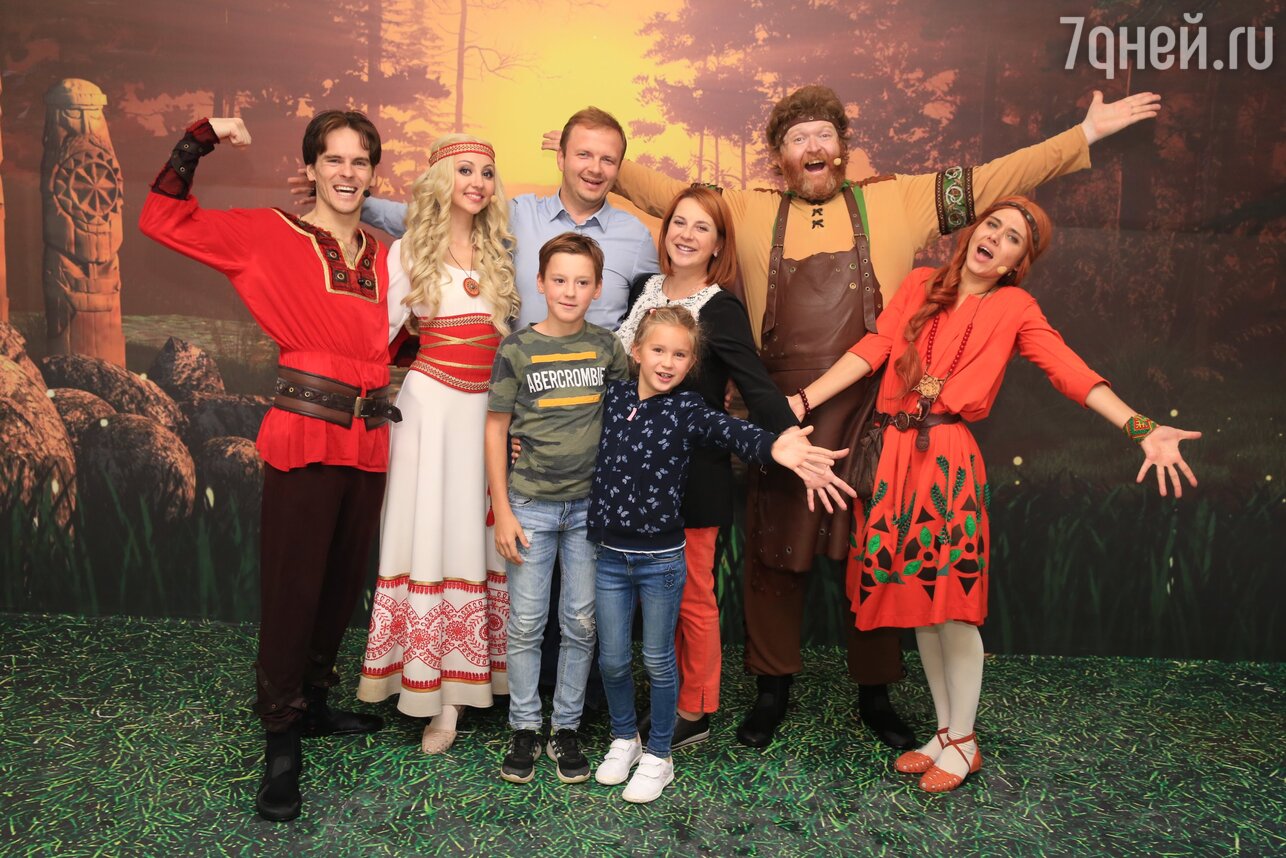 Ирина Слуцкая с семьей и артистами мюзикла