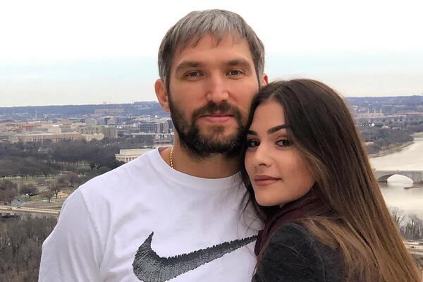 Привела к полуголым девицам: жена Овечкина рискнула их спокойствием в браке