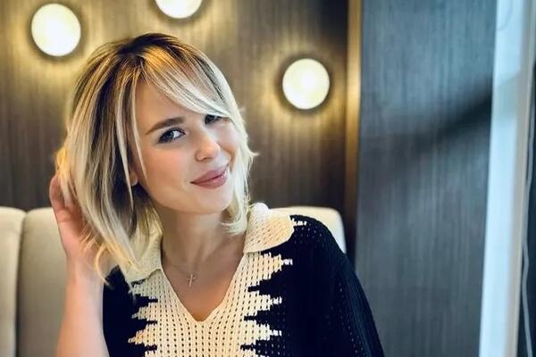 Пелагея привела дочку от Телегина на хоккей &mdash; скоро затмит всех вокруг