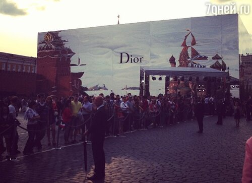 Зеркальный павильон Dior на Красной площади