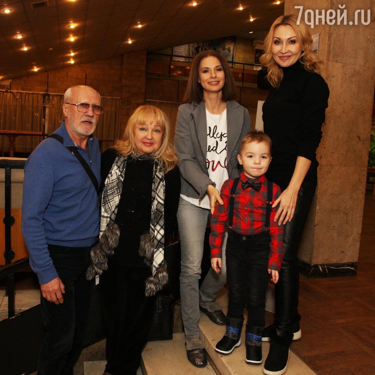 Светлана Галка с сыном Владом, Ирина Лачина, Наталья Гвоздикова и Юрий Беляев 
