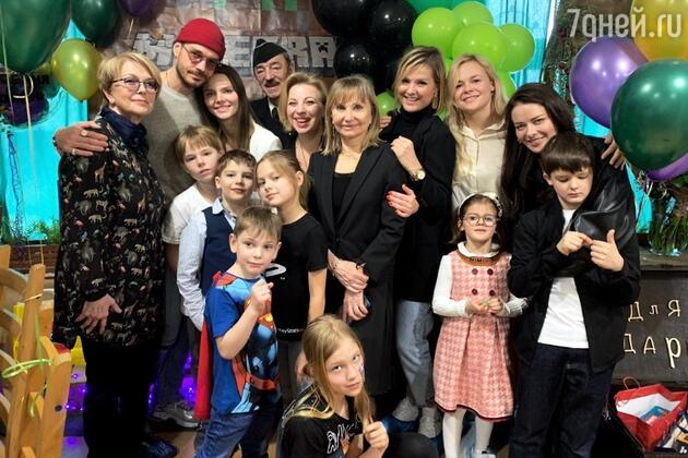 Елизавета Боярская с семьей и друзьями