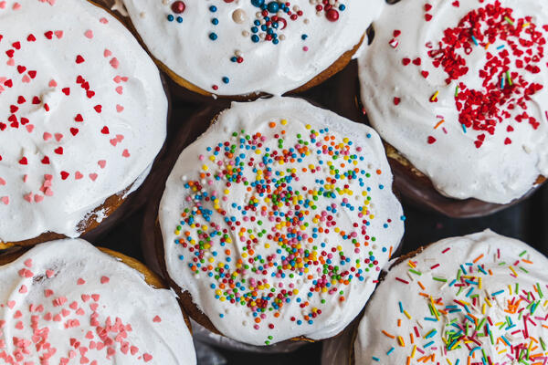 Вкусная «шапочка»: диетолог оценила тренд по поеданию верхушек от кулича