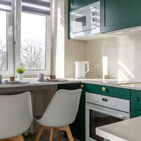 Как организовать хранение на маленькой кухне: 7 интересных решений дизайнера