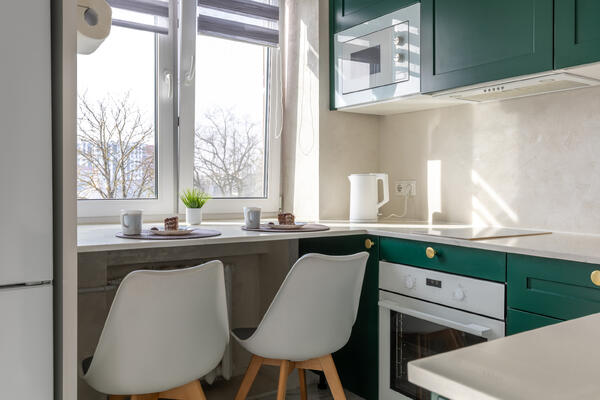 Как организовать хранение на маленькой кухне: 7 интересных решений дизайнера