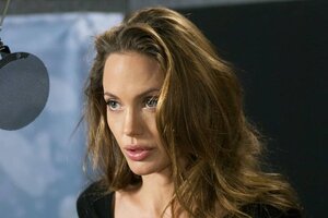 Анджелина Джоли появилась на публике с заплаканным лицом