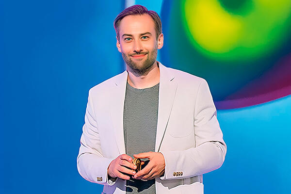 Светлая и просторная: Шепелев показал квартиру в центре Москвы, где живет с семьей