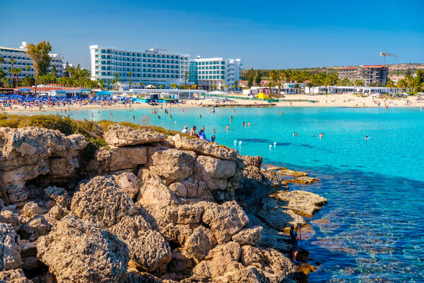 ОАЭ и Кипр могут подешеветь, а ЕС откроет границы: что ждет туристов весной 2022