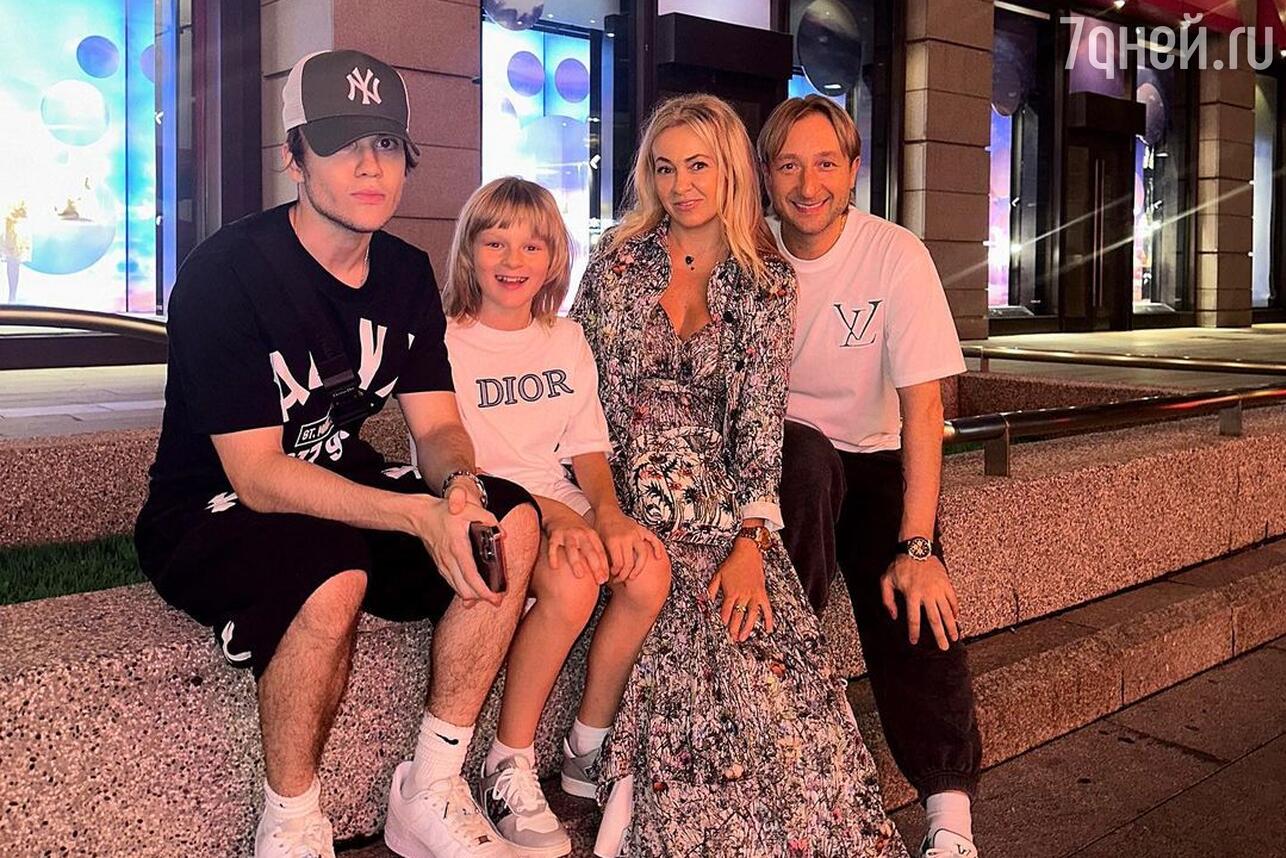 Лохматый и в трениках: Рудковская показала редкие кадры со старшим сыном из отпуска Лохматый и в трениках: Рудковская показала редкие кадры со старшим сыном из отпуска