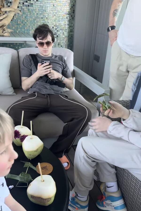 Лохматый и в трениках: Рудковская показала редкие кадры со старшим сыном из отпуска Лохматый и в трениках: Рудковская показала редкие кадры со старшим сыном из отпуска