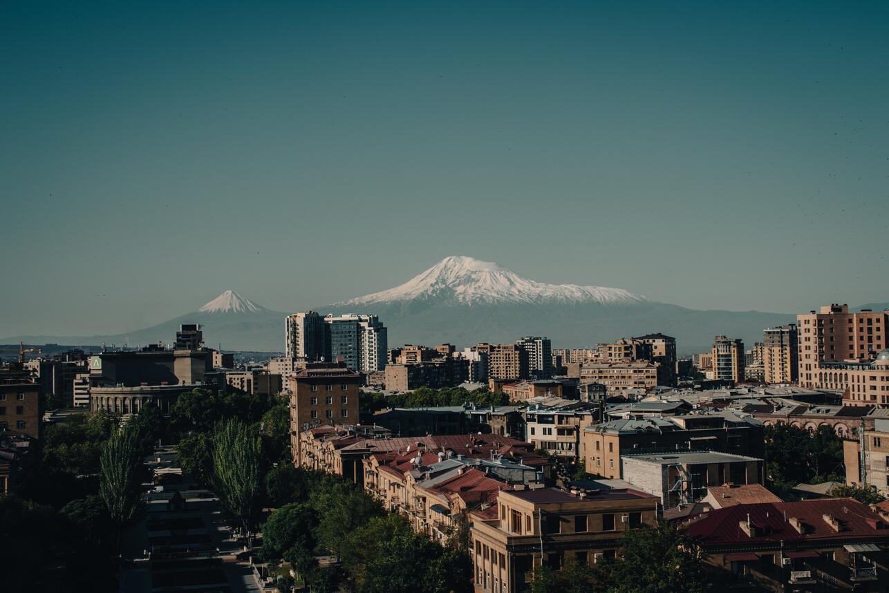 Панорама Еревана с Каскада — вид на центр города и гору Арарат вдалеке.