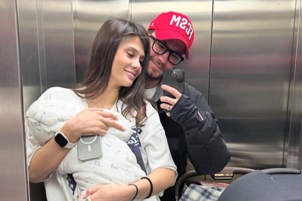 Едва сдерживающий эмоции Петров обратился к жене по важному поводу