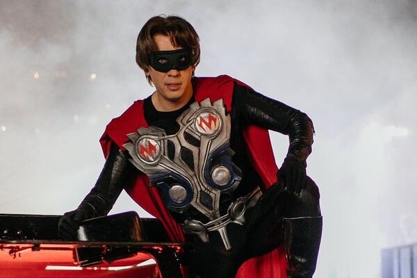 «Супергерой. Дорого»: Галкин в маске и с автоматом раскрыл свою истинную сущность