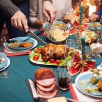 Селедка не дружит с шампанским: какие сочетания еды лучше не пробовать за новогодним столом