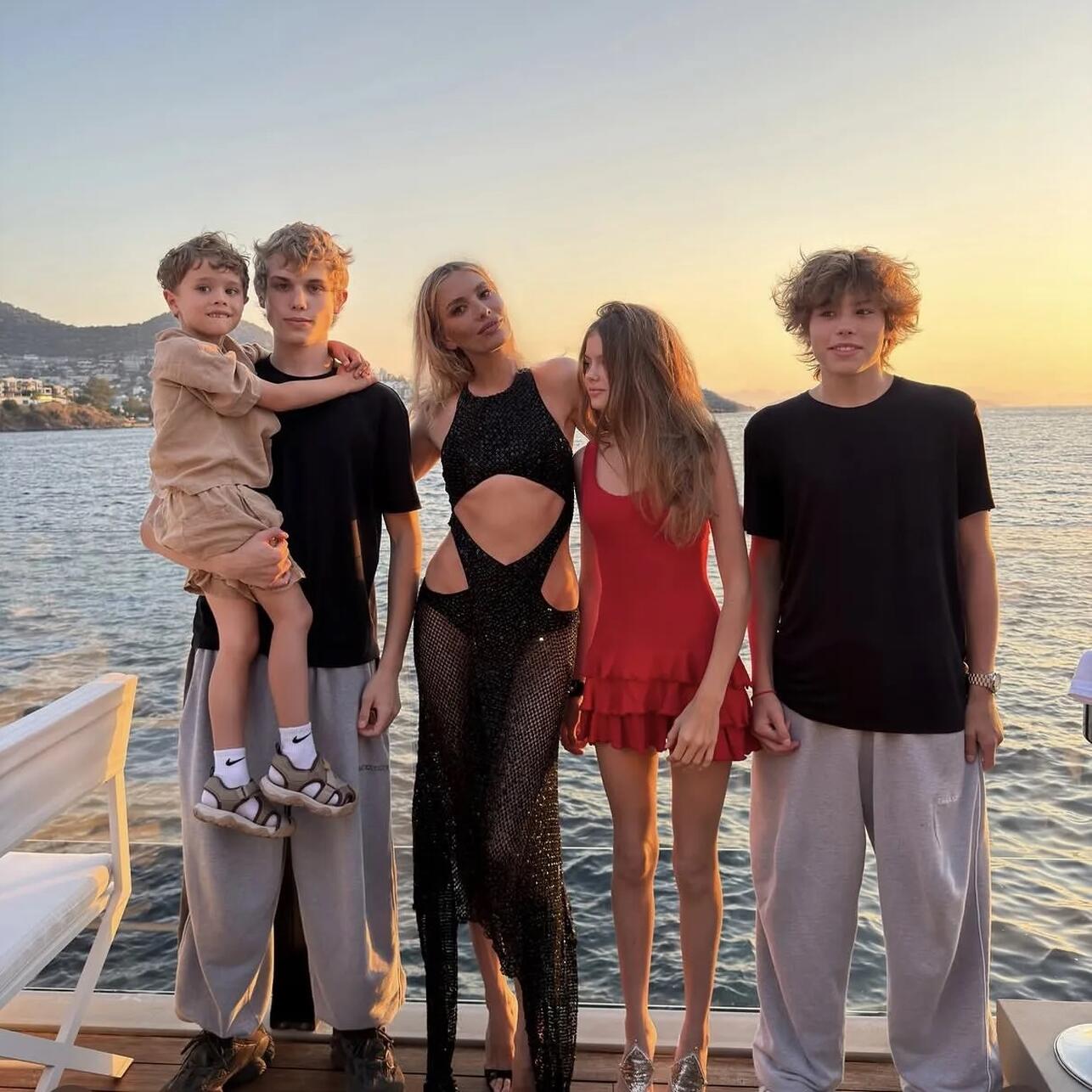 Елена Перминова с детьми