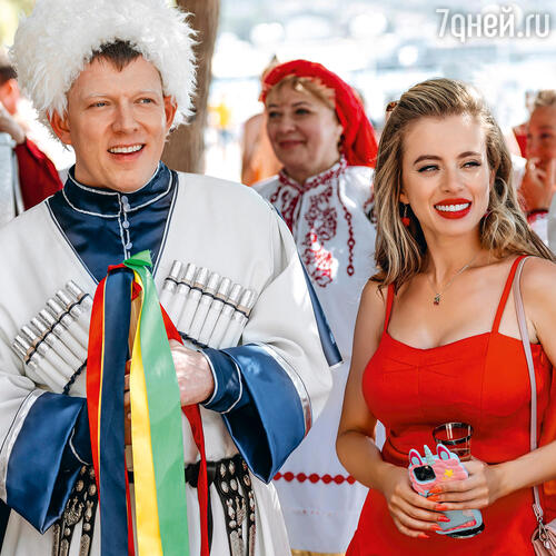 Сергей Лавыгин и Катя Кабак в сериале «Совершенно летние», 2021 год