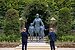 Принц Уильям и принц Гарри у памятника Дианы