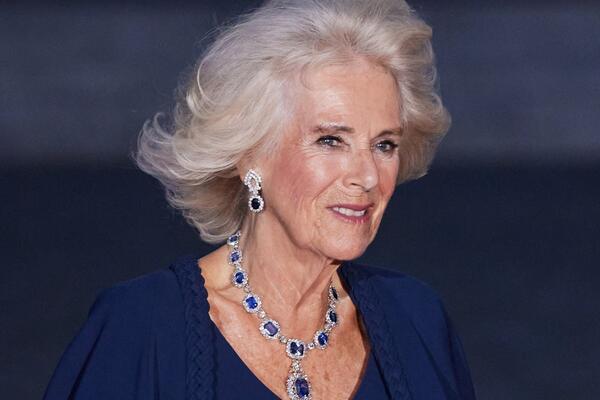 «Постыдилась бы»: королева Камилла бездарно скопировала образ Елизаветы II