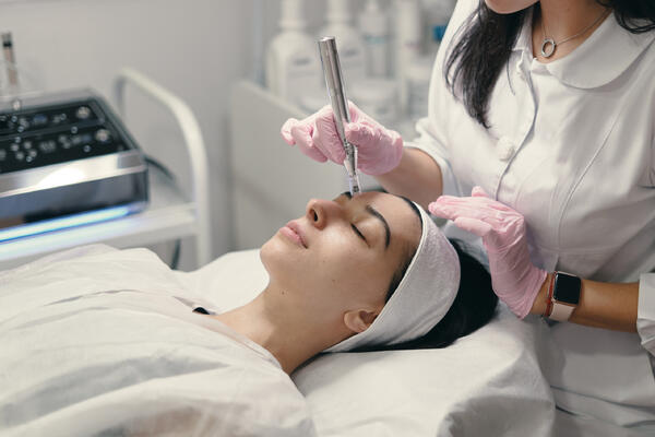 Сияние к полуночи: эксперт-гид по идеальной подготовке кожи к Новому году