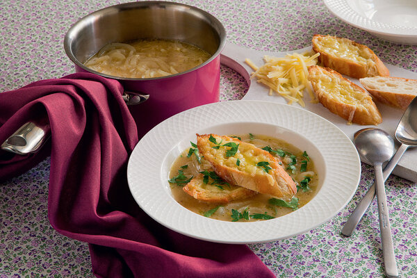 Рецепты от Юлии Высоцкой: луковый суп, салат из огурцов с ежевикой и лимонный мусс