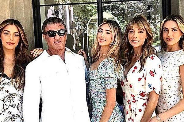 Сильвестр Сталлоне показал повзрослевших красавиц-дочек  