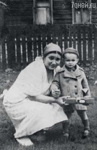С мамой Галиной Сергеевной. 1941 г. 