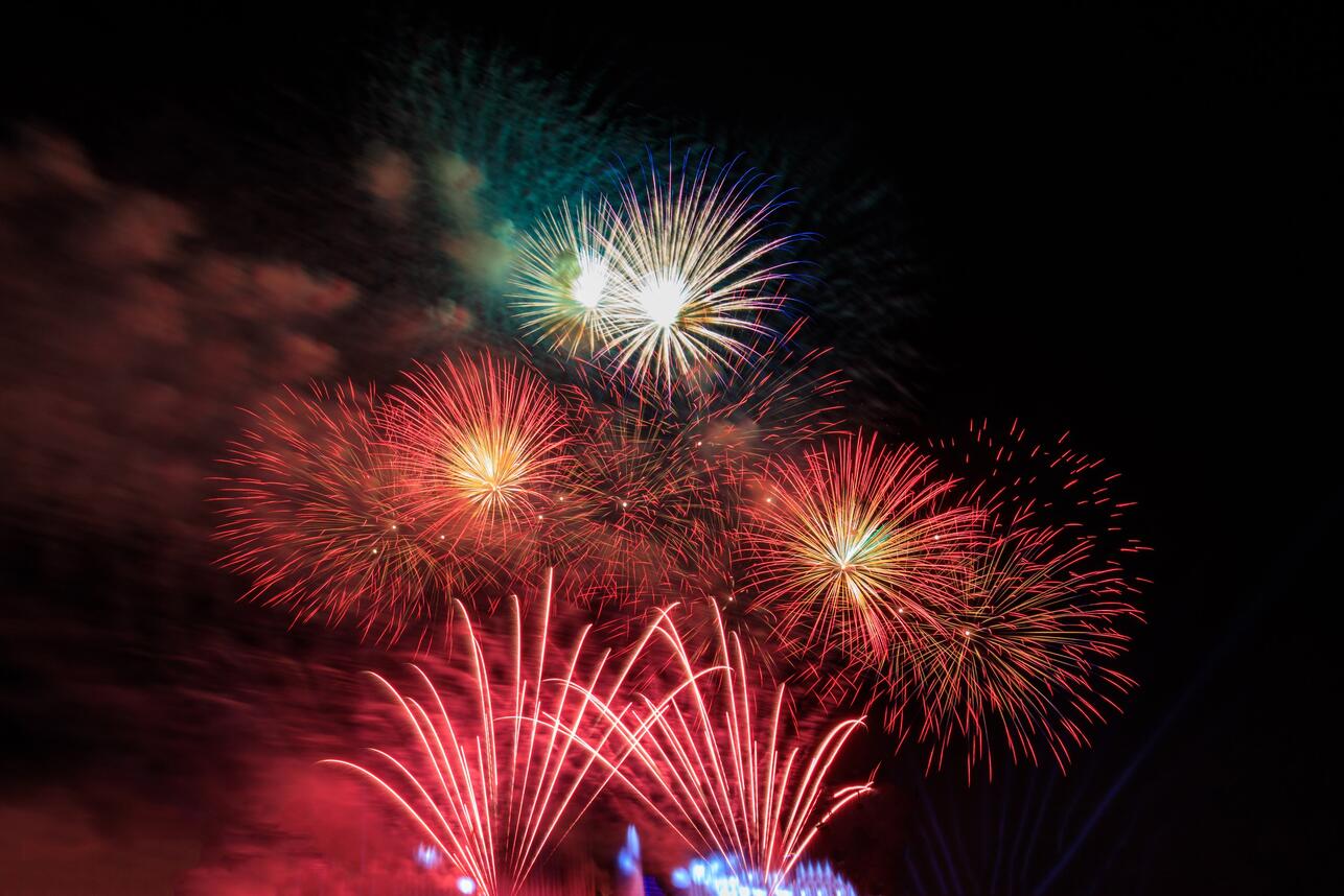 новый год, фейерверк, салют, новогодние фейерверки, история фейерверков, пиротехника, рынок пиротехники, продажа фейерверков, как запустить салют, безопасность фейерверков, новогодние традиции, фейерверки в России, бизнес на фейерверках, новогодние салюты, запуск фейерверков, правила запуска салюта, история новогодних традиций, пиротехнические изделия, новогодние праздники, фейерверки на новый год, статистика продаж пиротехники, советы по фейерверкам, китайские фейерверки, петр первый новый год, новогодние развлечения