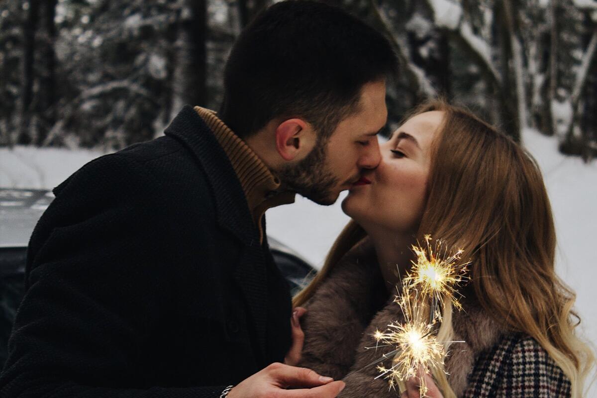 Статья расскажет о том, какие ароматы помогут разжечь страсть и создать романтическую атмосферу в отношениях.