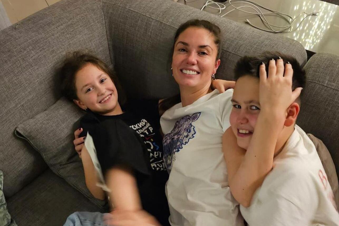 Агата Муцениеце с сыном и дочкой