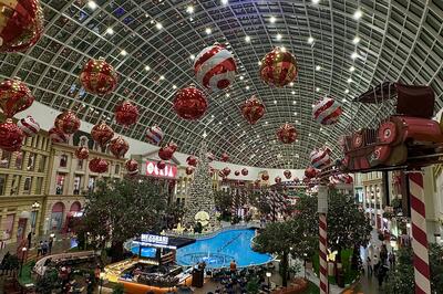 «Остров Мечты» к празднику готов: 450 новогодних ёлок, парящие шары и волшебные инсталляции