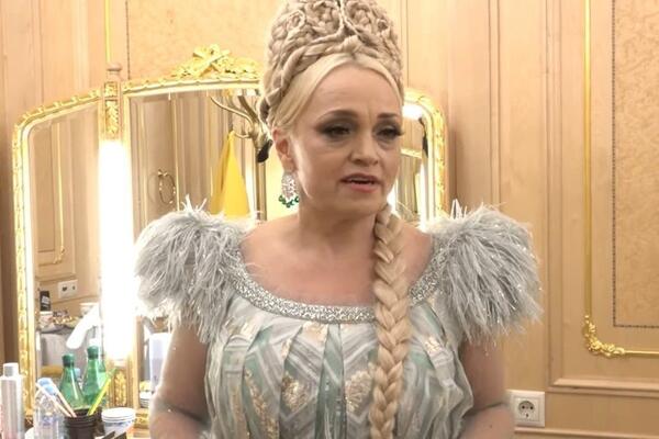 На Надежду Кадышеву напала неадекватная фанатка — схватила за шею