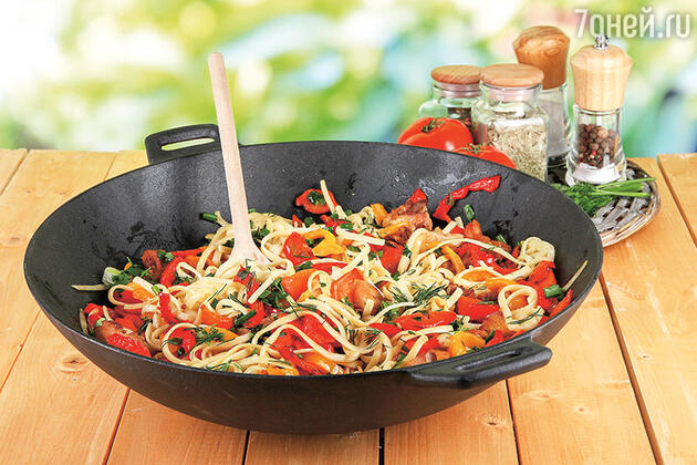 Вок с рисовой лапшой, овощами и курицей. Фото
