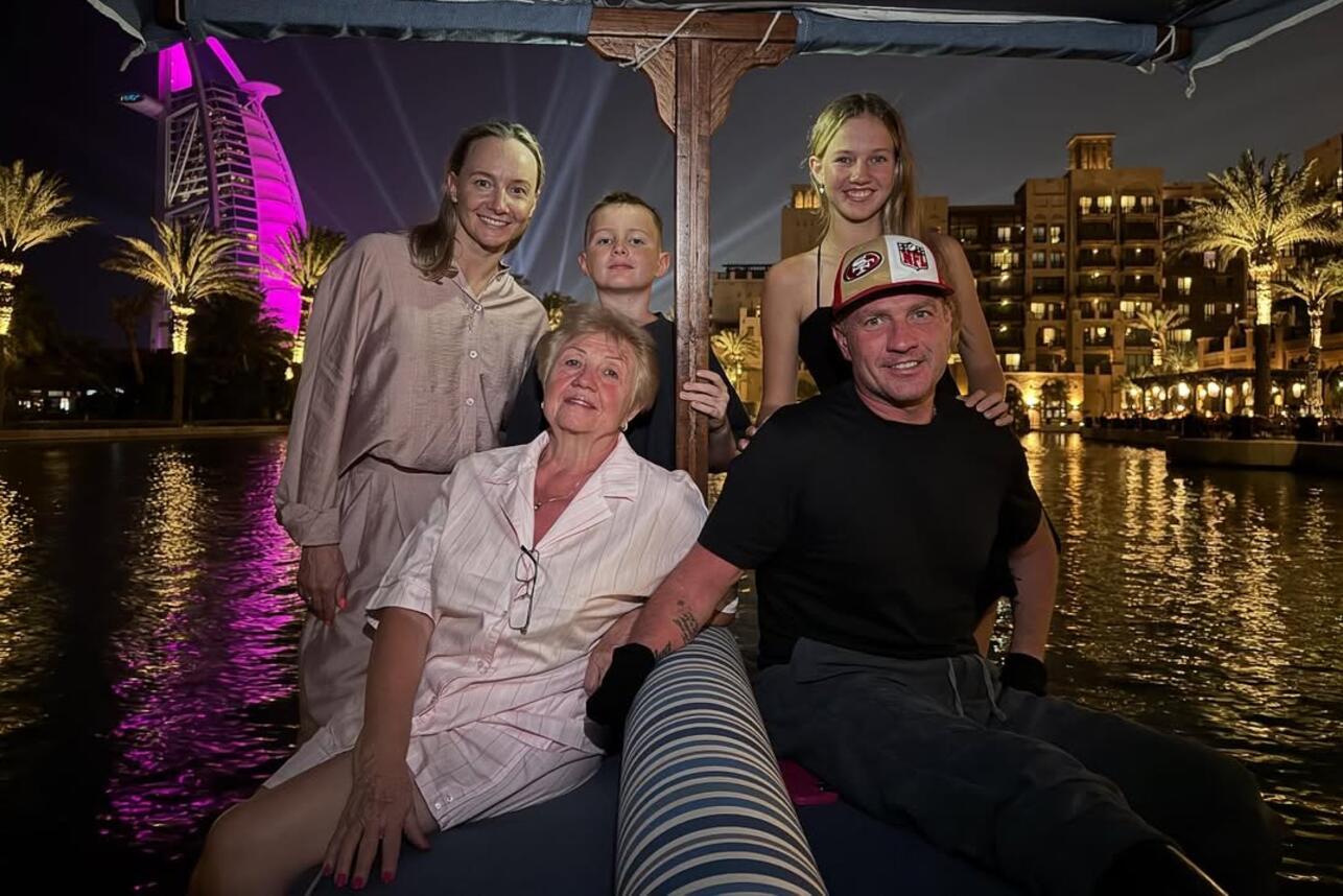 Роман Костомаров с семьей