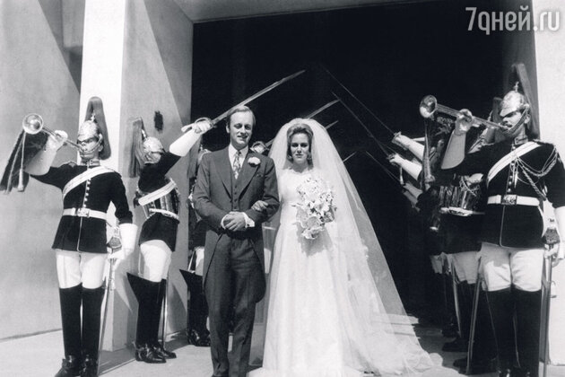 Не дождавшись предложения Чарльза, Камилла вышла замуж за Эндрю Паркер-Боулза. 1973 г.