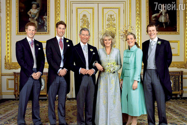 Долгожданный день бракосочетания. Чарльз с сыновьями Гарри и Уильямом, а также Камилла с дочерью Лорой и сыном Томом. 9 апреля 2005 г. 