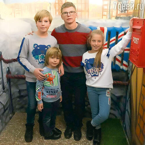 Андрей Аршавин с детьми — Артемом, Арсением и Яной
