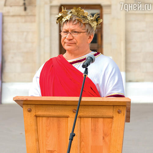 Игорь Угольников примерил на себя одеяния древнеримского императора