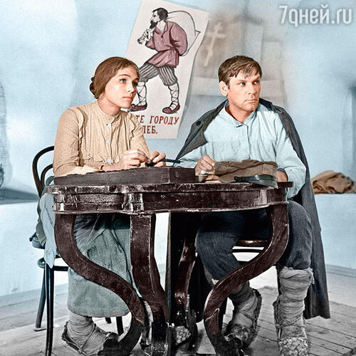 «Ирония судьбы заключалась в том, что папа, ставший известным благодаря ролям людей «из народа», был по рождению потомственным дворянином, чей род насчитывает больше тысячи лет»  С Ниной Руслановой в сериале «Тени исчезают в полдень». 1971 г.
