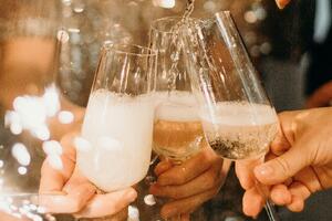 Фейерверки, стекло, пробки от шампанского: как избежать новогодних травм