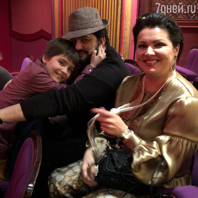 Анна Нетребко с мужем Юсифом Эйвазовым и сыном Тьяго Анна Нетребко с мужем Юсифом Эйвазовым и сыном Тьяго
