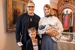 «Ваня тут только из роддома»: Подольская показала нежное фото первой встречи сыновей