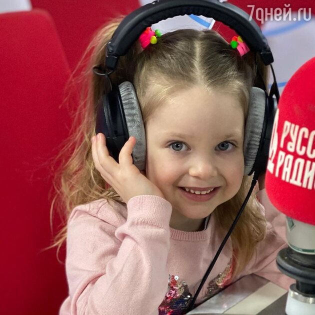 Алла Довлатова показал младшую дочку