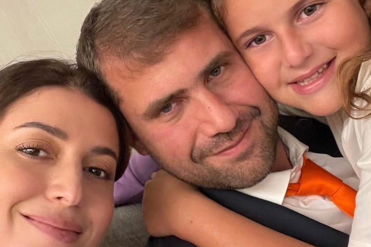 Жасмин с мужем и дочерью