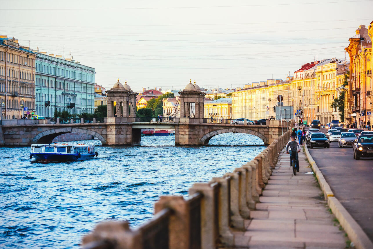 куда сходить с девушкой в Петербурге летом, свидание в Санкт-Петербурге, романтические места Петербурга, развод мостов белые ночи, Елагин остров пикник, Новая Голландия лето, Петергоф свидание, прогулка по крышам Петербург, ужин с видом на Неву, летние свидания Петербург