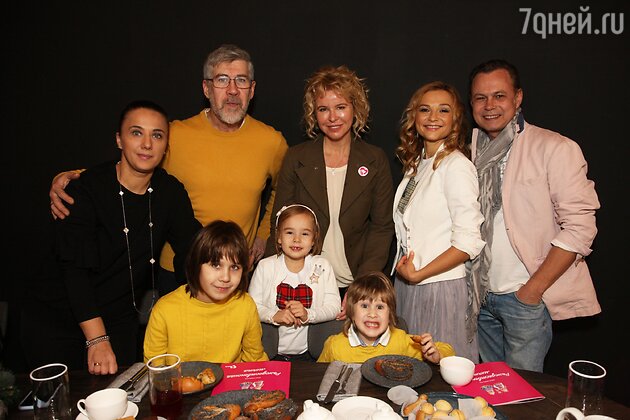 Валерий Яременко с женой и сыновьями, Маргарита Буряк, а также Владимир Левкин с супругой и дочкой