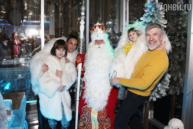 Валерий Яременко с женой Анной и сыновьями Кузьмой и Степаном