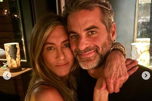 Неразлучны: Дженнифер Энистон практически не расстается своим бойфрендом   